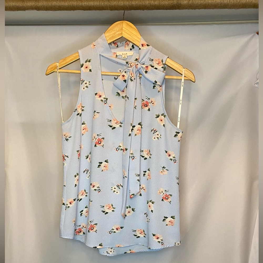 E hanger M, Light blue sleeveless floral top, Size: Small, Lightweight